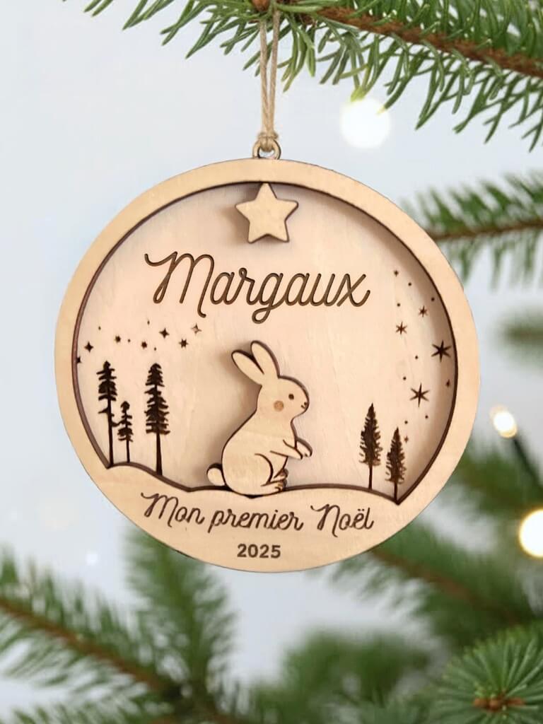 Boule de Noël en bois personnalisée motif Lapin, suspendue dans un sapin décoré.