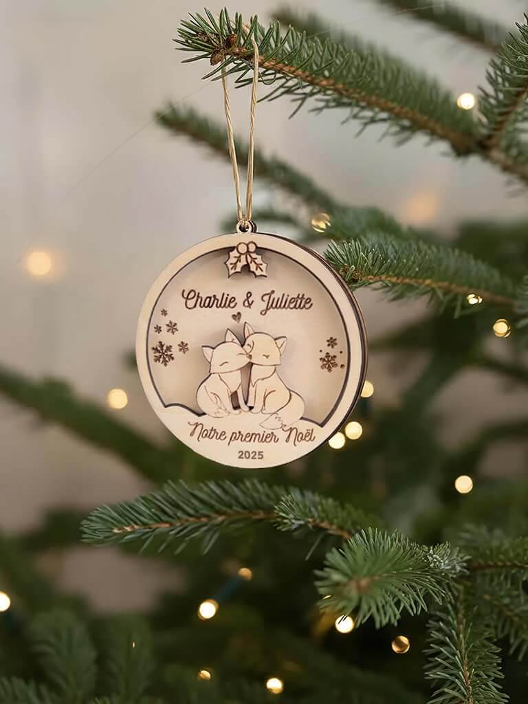Décoration artisanale de sapin en bois motif Couple de Renards, boule gravée et personnalisée.