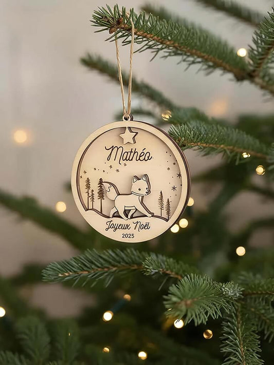 Décoration artisanale de sapin en bois motif Renard, boule gravée et personnalisée.