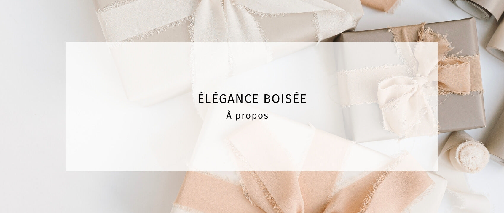 Bannière de la page à propos d'élégance boisée avec des cadeaux de noël en image de fond.