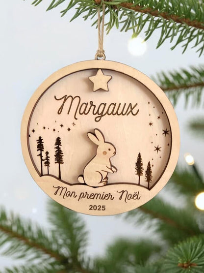 Boule de Noël en bois personnalisée motif Lapin, suspendue dans un sapin décoré.