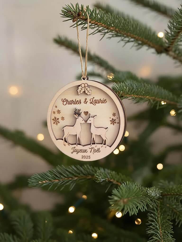 Décoration artisanale de sapin en bois motif Couple de Biches, boule gravée et personnalisée.