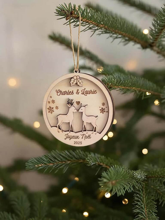 Décoration artisanale de sapin en bois motif Couple de Biches, boule gravée et personnalisée.