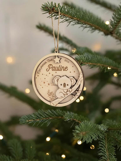 Décoration artisanale de sapin en bois motif Koala, boule gravée et personnalisée.