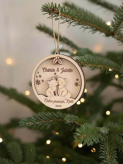 Décoration artisanale de sapin en bois motif Couple de Renards, boule gravée et personnalisée.