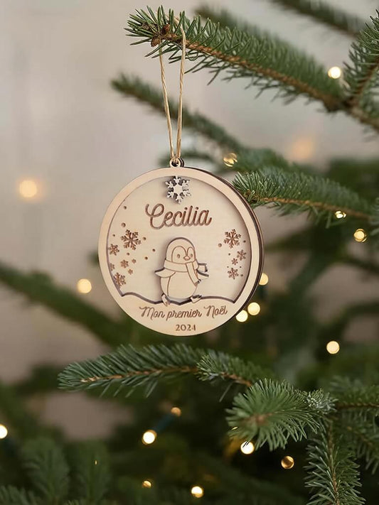 Décoration artisanale de sapin en bois motif Pingouin, boule gravée et personnalisée.