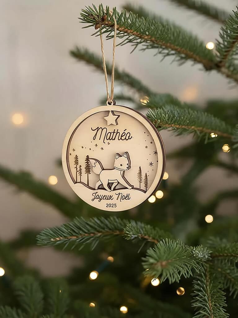 Décoration artisanale de sapin en bois motif Renard, boule gravée et personnalisée.