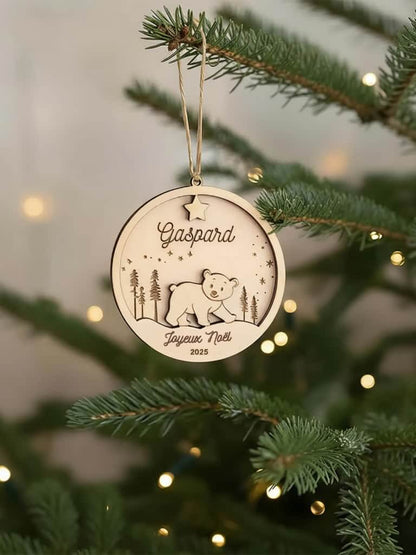 Décoration artisanale de sapin en bois motif d’Ours, boule gravée et personnalisée.