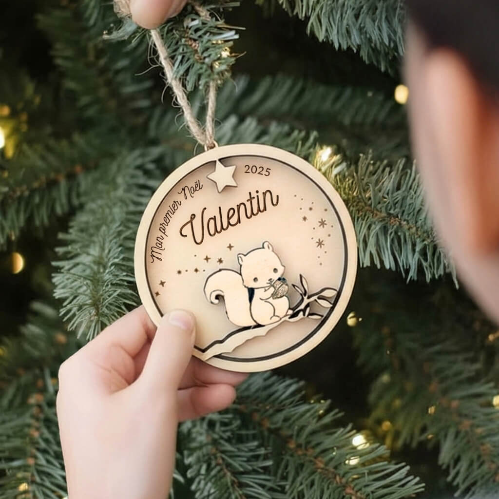 Ornement de Noël en bois motif Écureuil, suspendu et vu en angle dans le sapin.