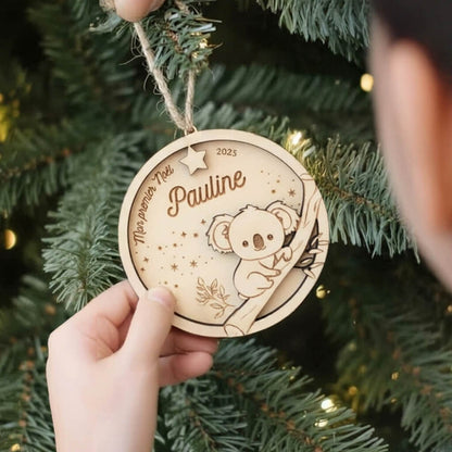Ornement de Noël en bois motif Koala, suspendu et vu en angle dans le sapin.