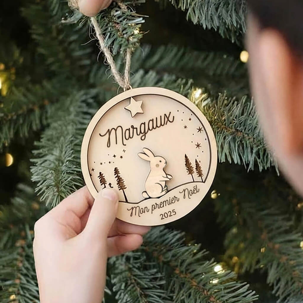 Ornement de Noël en bois motif Lapin, suspendu et vu en angle dans le sapin.