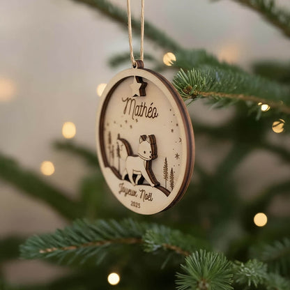 Souvenir artisanal personnalisé en bois motif Renard, suspension vue de biais dans le sapin.