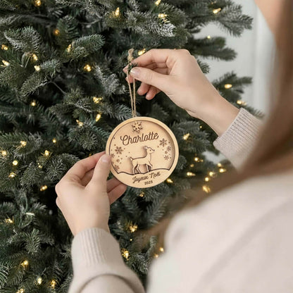 Suspension de Noël en bois motif Biche, accrochée au sapin par une main.