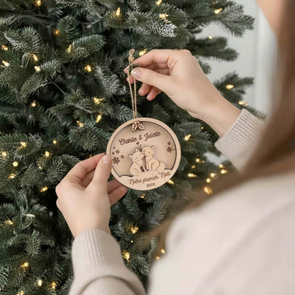 Suspension de Noël en bois motif Couple de Renards, accrochée au sapin par une main.